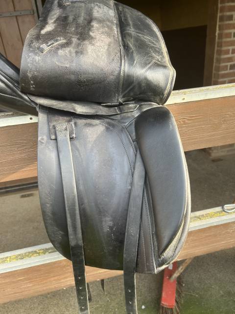 Selle de dressage wide 17,5 pouces
