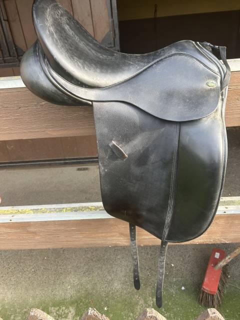 Selle de dressage wide 17,5 pouces