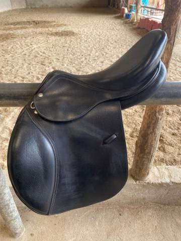 Selle en cuir noire 17,5p