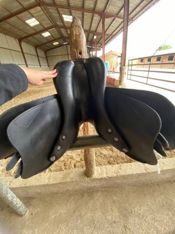 Selle en cuir noire 17,5p