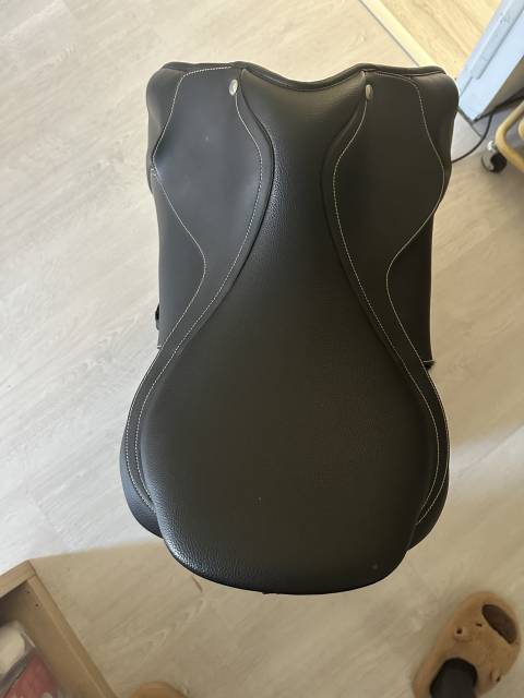 Selle de saut wintec noire 17 pouces 