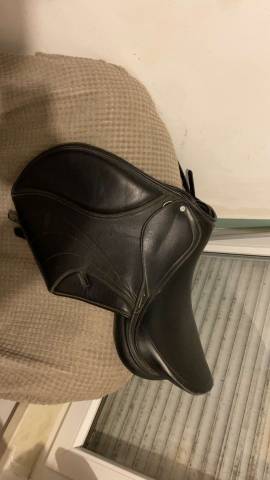 Selle   17.5 pouces couleur noir bon &eacute;tat jamais chut&eacute; 