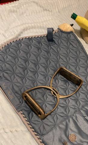 Selle   17.5 pouces couleur noir bon &eacute;tat jamais chut&eacute; 