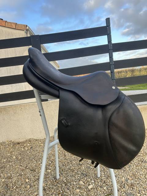 Selle cwd  17 pouce  En tres bon &eacute;tat