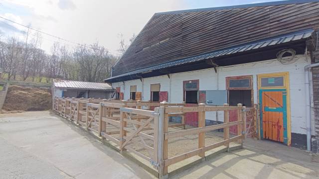 All&eacute;e de 5 boxes avec paddocks individuels &agrave; louer 