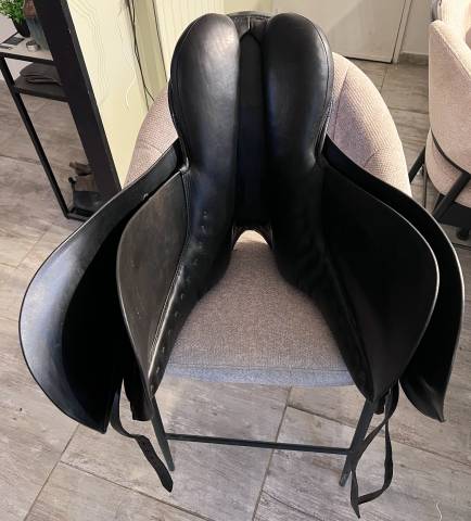 Selle dressage mod&egrave;le Grand Gilbert noire 17,5