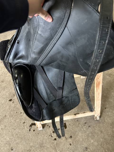 Selle de dressage bates