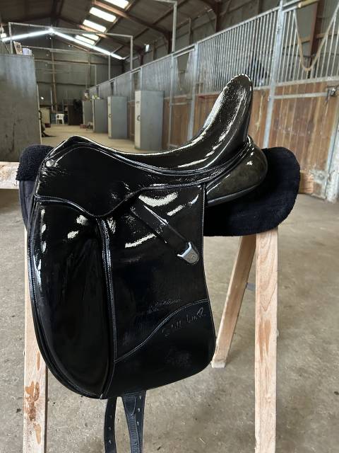 Selle de dressage bates