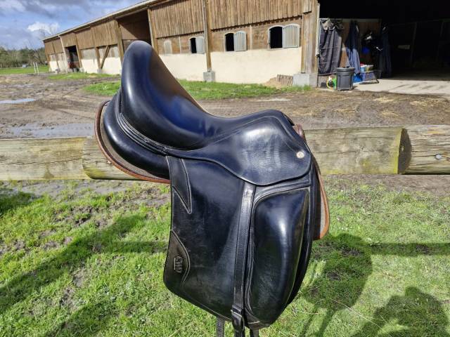 Selle de dressage CWD