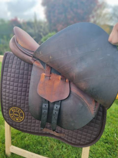 Selle BUTET Taille 16 pouces