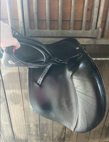 Selle d&eacute;cathlon noire taille 17,5