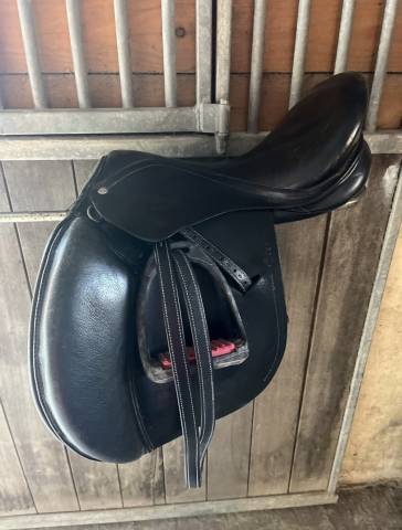 Selle d&eacute;cathlon noire taille 17,5