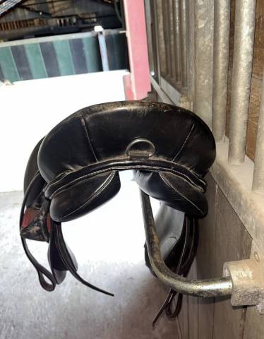 Selle d&eacute;cathlon noire taille 17,5