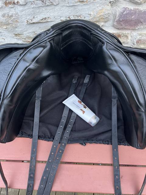 Selle dressage Fairfax Low Wither 17 pouces 