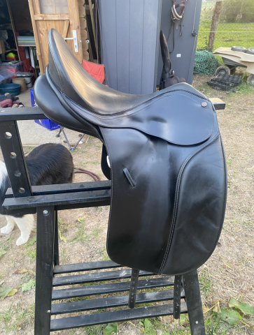 Selle de dressage Bates Caprilli Close Contact 17 pouce