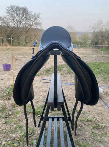 Selle de dressage Bates Caprilli Close Contact 17 pouce