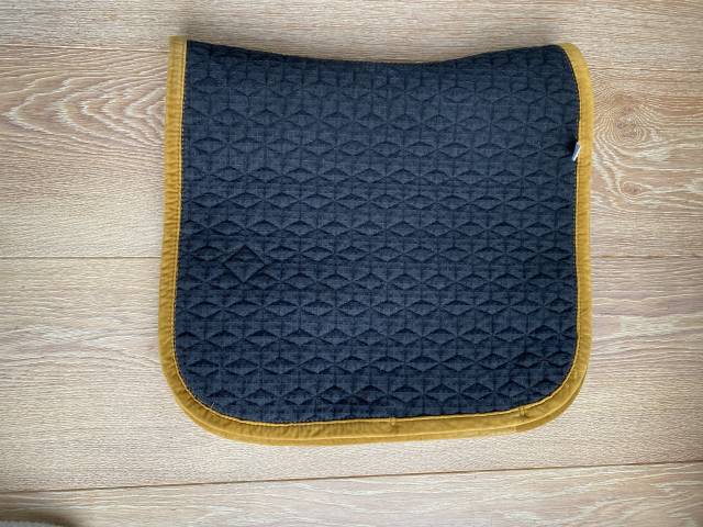 Tapis de dressage Kentucky Velvet moutarde &ndash; T Cheval