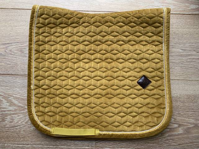 Tapis de dressage Kentucky Velvet moutarde &ndash; T Cheval