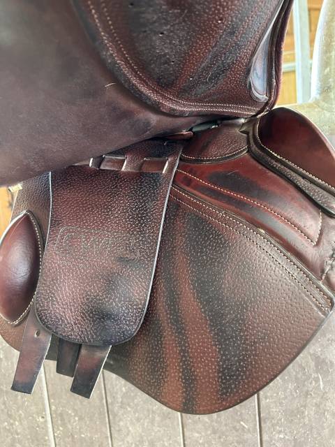 Selle d&rsquo;obstacle CWD &ndash; 17,5" &ndash; quartiers 3C &ndash; tr&egrave;s bon 