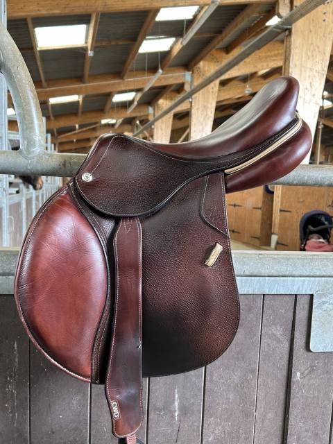 Selle d&rsquo;obstacle CWD &ndash; 17,5" &ndash; quartiers 3C &ndash; tr&egrave;s bon 