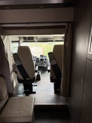 A vendre Renault  MAGNUM STX avec grand pop out 