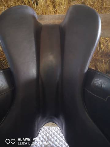 1600&euro; Selle dressage 17,5 marque SCB localite 64/40