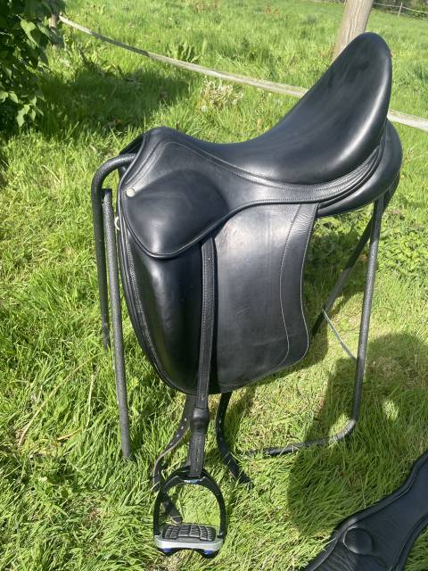 Selle CHILDERIC 17.5 &eacute;quip&eacute;e. Tr&egrave;s bon &eacute;tat. 