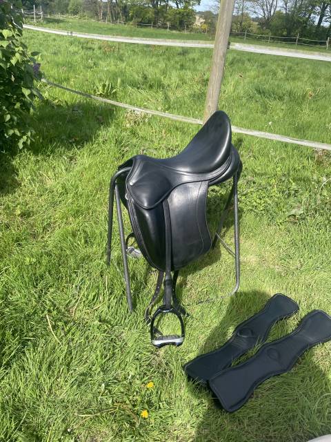 Selle CHILDERIC 17.5 &eacute;quip&eacute;e. Tr&egrave;s bon &eacute;tat. 