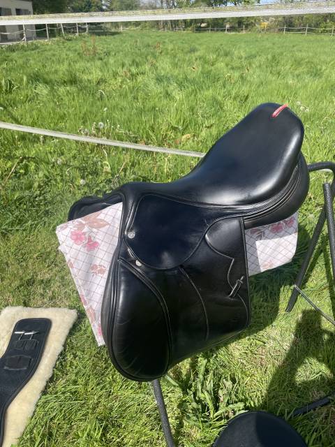 Selle d obstacles &Eacute;QUIPE. 17.5.  Tr&egrave;s bon &eacute;tat 