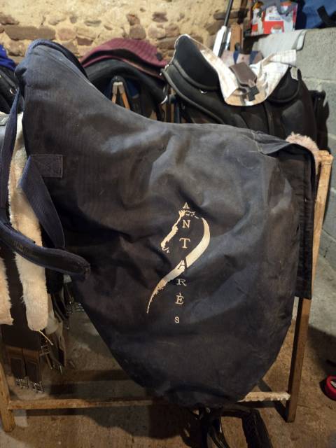Selle de dressage Altair (antares)  Noir  Taille 17,5, quartiers 3N