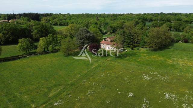 Propri&eacute;t&eacute; &eacute;questre sur environ 5 ha.