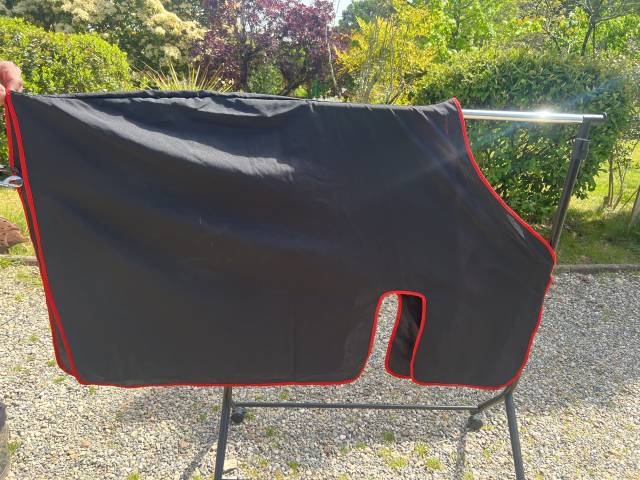 Couverture Capara&ccedil;on noir et rouge  Poney shetland 