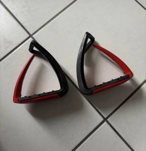 Étrier Free jump rouge et noir   Taille enfants