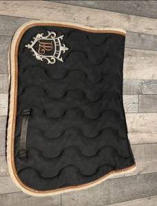 Tapis Pénélope noir et camel taille cob 