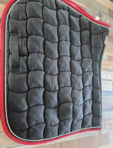 Tapis d’équitation Harcour noir avec les contours rouge