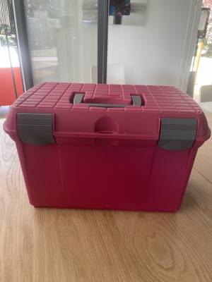 Boîte de pansage Fouganza rose avec accessoires