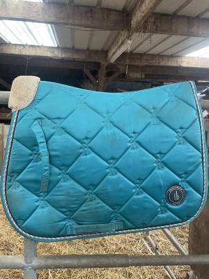 Ensemble tapis bonnet Félix buhler bleu  Ensemble tapis bonnet Félix buhler bleu