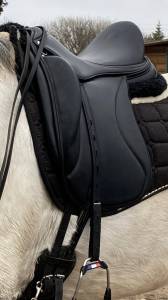 Selle de dressage 17
