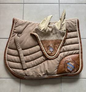 ENSEMBLE TAPIS + BONNET MARRON