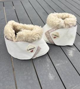 Cloches LeMieux Mouton et Simili-Cuir Cloches LeMieux Mouton et Simili-Cuir