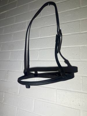 Muserole cuir taille cheval noir Simple mais anneaux 