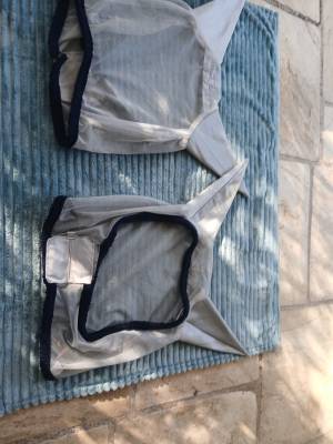 Lot de 2 bonnets anti-mouches.