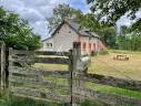 Enclos b&acirc;ti avec 5ha90 de foncier bien group&eacute;s.