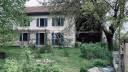 Maison en pisé avec installations équestres