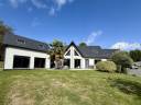 MAISON CONTEMPORAINE AVEC UNE VUE DÉGAGÉE