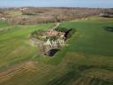 Ancienne ferme de ch&acirc;teau avec nombreux b&acirc;timents et environ 2