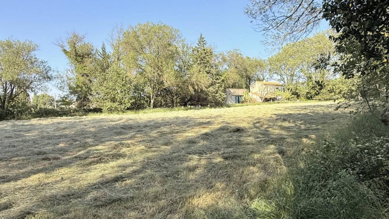 Propri&eacute;t&eacute; agricole de caract&egrave;re aux portes de Fontvieille -