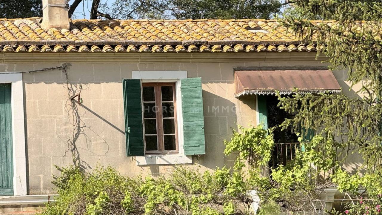 Propri&eacute;t&eacute; agricole de caract&egrave;re aux portes de Fontvieille -