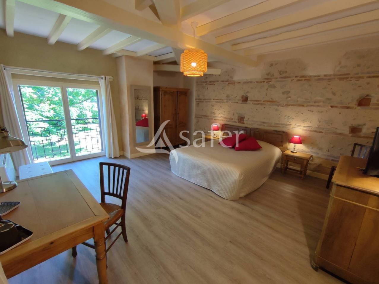 Maison d'habitation avec chambres d'h&ocirc;tes sur 29 hectares de te