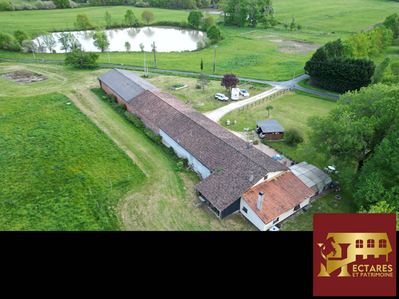 Propri&eacute;t&eacute; &eacute;questre - 27 hectares -  Maison plein pied 150m2  -  Ecurie de 6 boxe